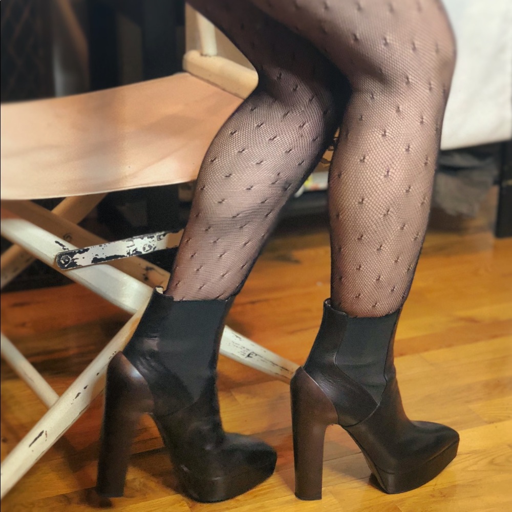 Vera Wang two-tone leather pumps